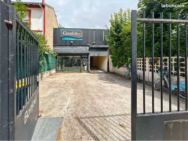 Local d'activités indépendant 350 m² à Colombes, cour et parking