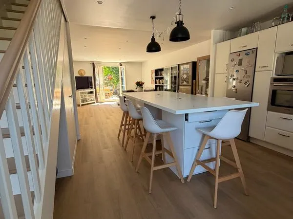 CHAMBOURCY CENTRE - Maison familiale 124 m² avec jardinet, terrasse, garage et borne électrique