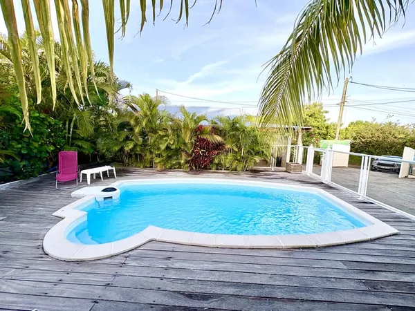 F2 MEUBLE 40 M2 PISCINE, CITERNES ET PLAGES A PIED 890EUR tout