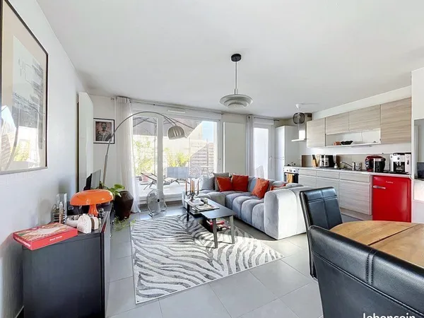 Appartement indépendant T2 idéal pour bureau / activité professionnelle - Forte visibilité Route de 