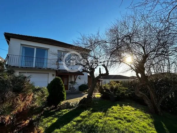 LEZOUX, Maison avec jardin sur une parcelle de 885 m2