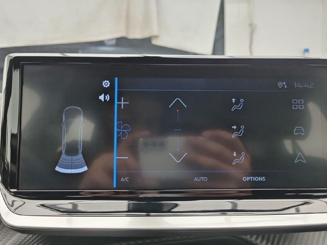 Peugeot 2008 hybrid 145 e-dcs6 style — photo 27