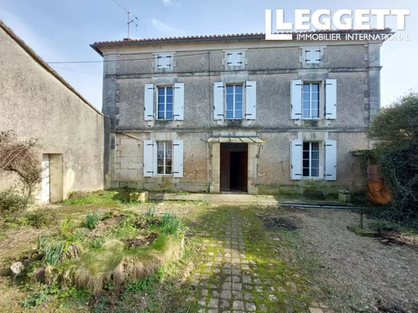 Bel ensemble immobilier à rénover: deux maisons et nombreuses dépendances ! A DIRAC, à 10 minutes d'