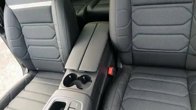 Citroën C5 Aircross hybride rechargeable 225 e-eat8 — photo 10