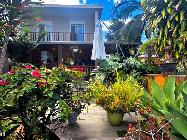 PETITE -ILE Centre-Ville Villa F5 piscine + 2 locaux commerciaux