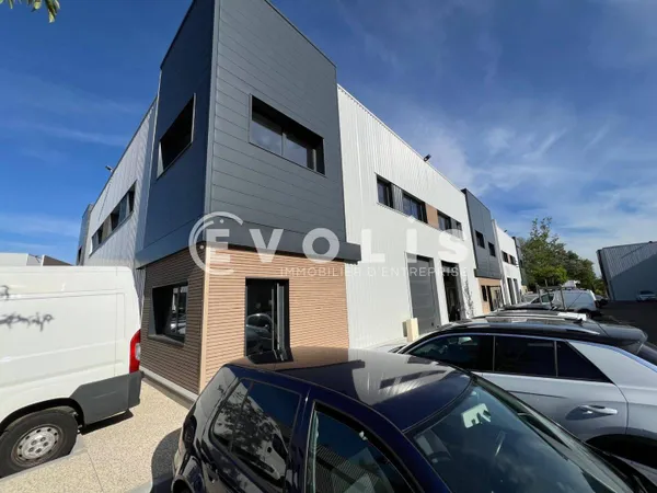 Local d'activité 243 m²