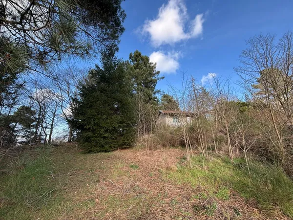 Maison à rénover avec grand terrain de 7149m², source et vue dégagée