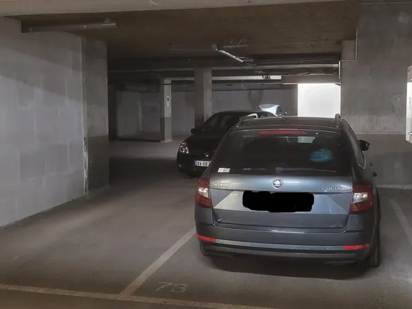 Place de parking avec borne de recharge