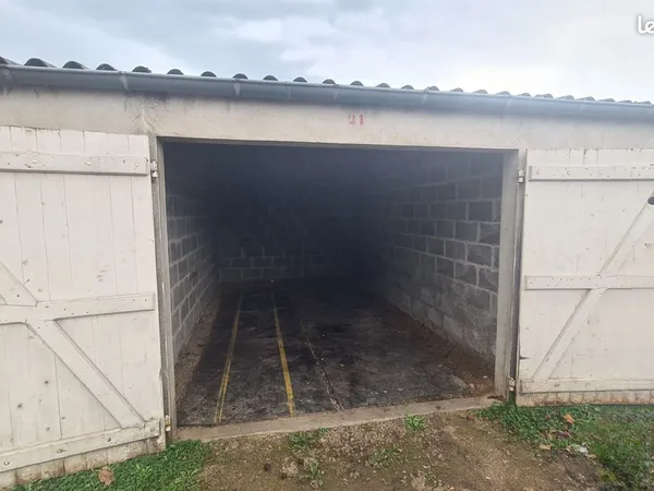 Garage fermé situé au 83 rue du Docteur Schweitzer à GUEUGNON