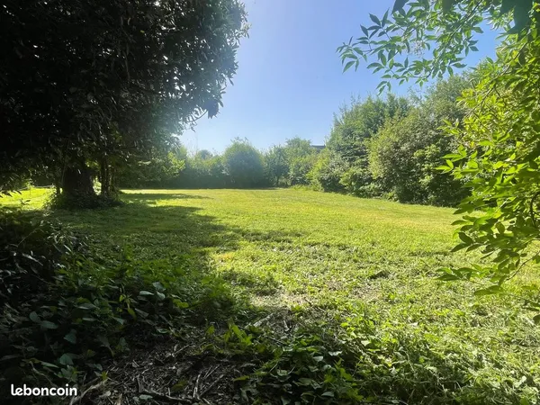 Terrain de 1 487 m² dans un cadre naturel - exceptionnel à Fougères