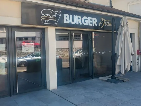 Restaurant en face d'un lycée