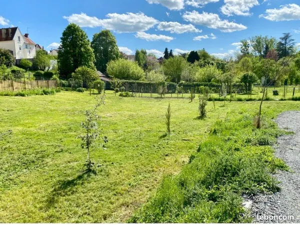 A 80O m du pont de Vichy Bellerive , terrain 1000 m2 viabisés dans un écrin de verdure
