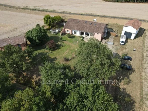 Propriété avec 3 logements, 2 séchoirs à tabac et puits
