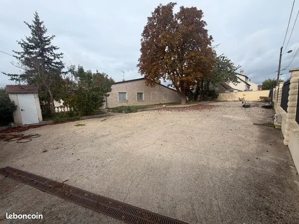 Terrain 1000 m² avec hangar 150 m², toilettes et dépendance de 2 m 50 × 5 m idéal pour faire un bure