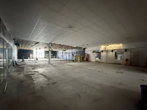 Local commercial 650 m²