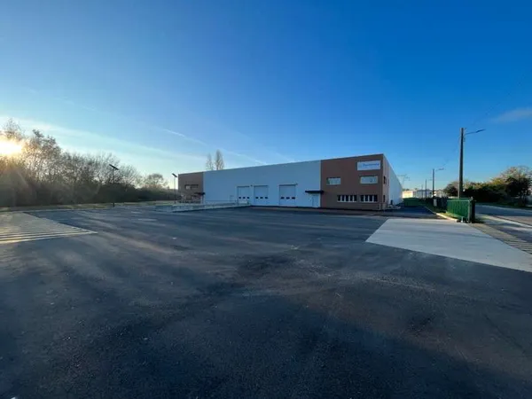 A louer entrepôt 2140m² à Carbon-Blanc