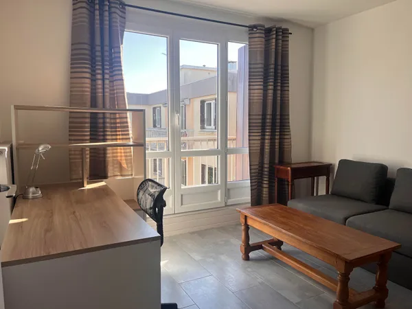 Studio meublé à louer à Nevers, 4ème étage avec balcon
