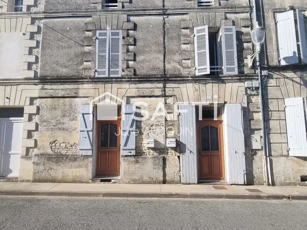 Centre-ville de Matha  2 logements + Grand Dépôt