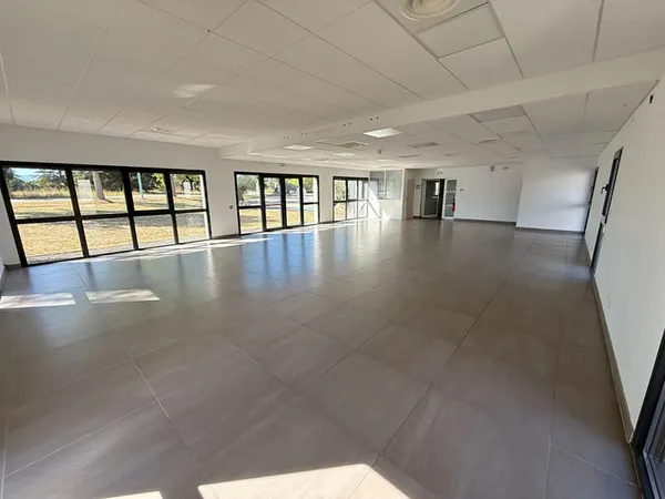 A LOUER LOCAL PROFESSIONEL 125 M2 RDC parking privatif sortie autoroute