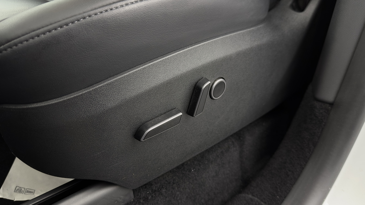 Tesla MODEL Y Standard RWD — photo 11