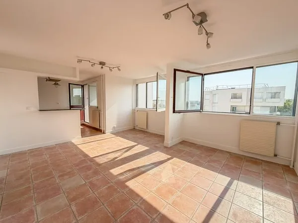 LYON 3 Grand T1 rénové de 40,64 m2 avec balcon, garage fer