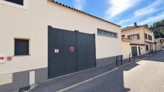 Hangar au coeur du village