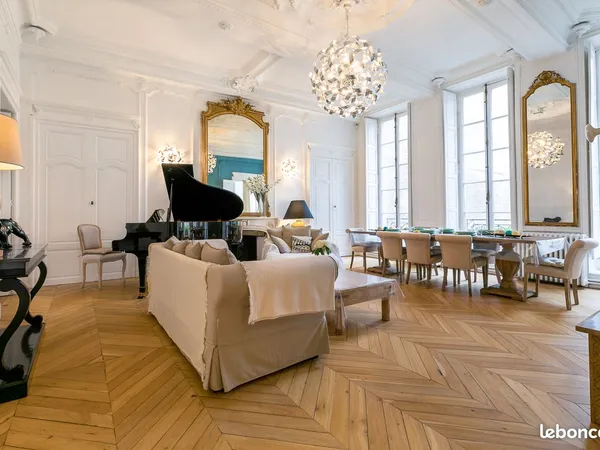 3 lots dans hotel particulier : Appartement de prestige + très grands caveaux voûtés + 1 parking pri