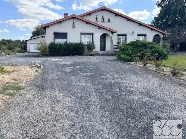 maison T5 de 154 m2 Avec double garage sur parc de 3925m2