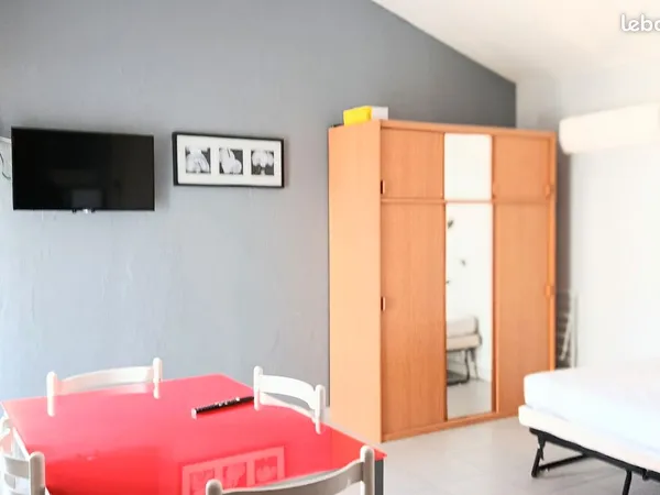 STUDIO TOUT ÉQUIPÉ - L'EAU et INTERNET INCLUS- PROCHE BLAYE