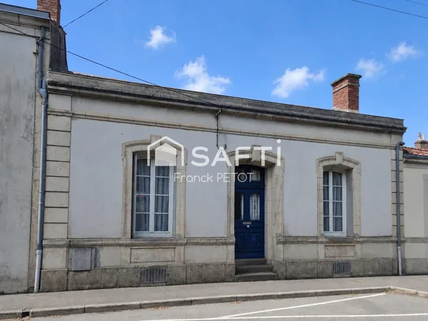 Une belle opportunité pour les amateurs de pierre et de projets de rénovation au coeur de Luçon.