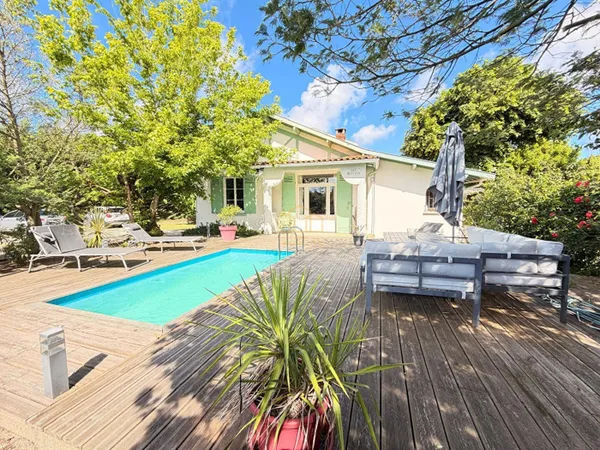 Maison T5 avec piscine sur grand terrain à vendre au Port de La