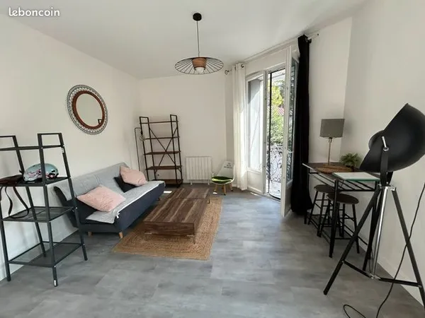 Grand studio meublé