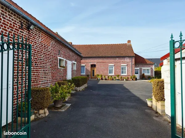 Fermette avec cour au carré, nombreuses dépendances, terrain de 1500m²