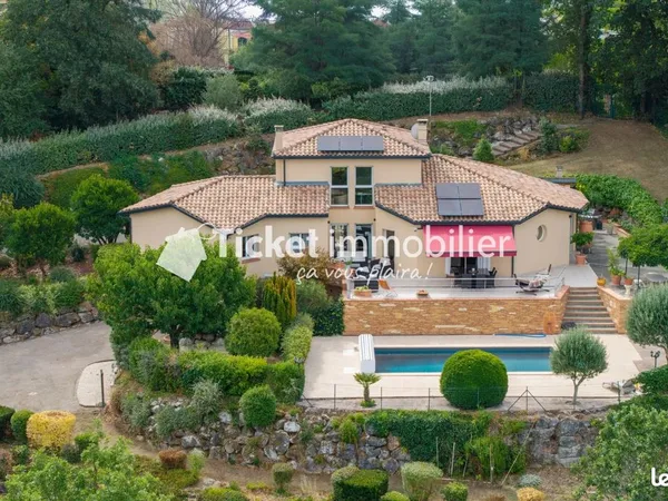 Propriété 7 pièces 232 m²
