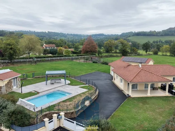 Maison T5 avec piscine, double garage, terrasse couverte, pe