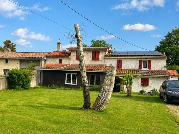 🏡 Grande maison avec 2 logements - terrain de plus de 1 hectare - dépendances