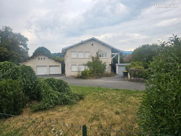 Grande maison dans lotissement