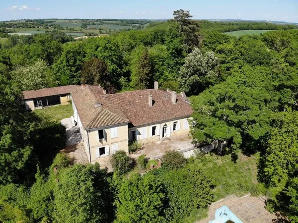 Château de Caractère au Coeur d'un Parc Arboré