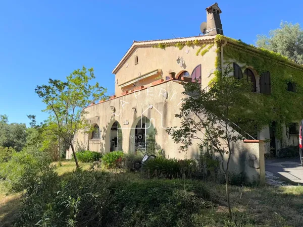 Maison de charme de 150m2 à moderniser - Spéracèdes