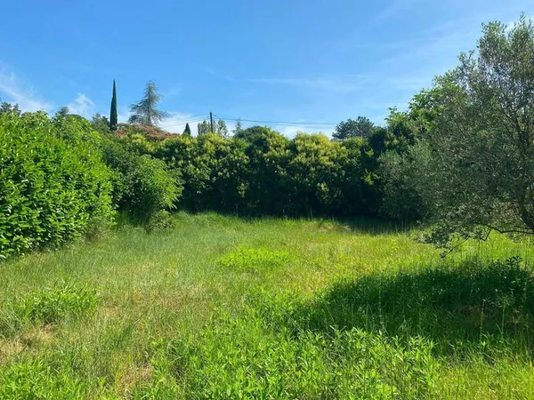 Terrain 650 m²