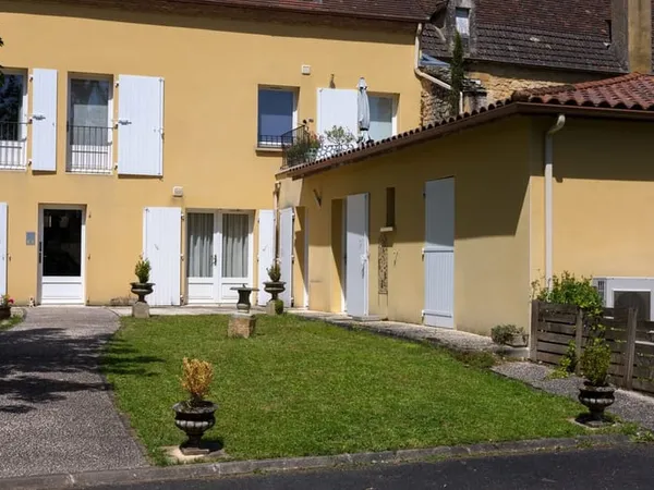 Appartement T3 de standing en rez-de-jardin avec petit jardinet et place de parking sécurisée