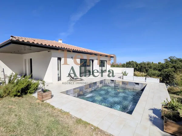 Villa récente avec piscine en position dominante avec vues m