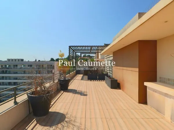Appartement récent en dernier étage avec ascenseur et garage