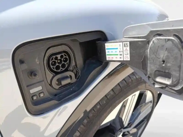 Renault Megane e-tech electric ev60 220ch iconic super charge -b — photo 10