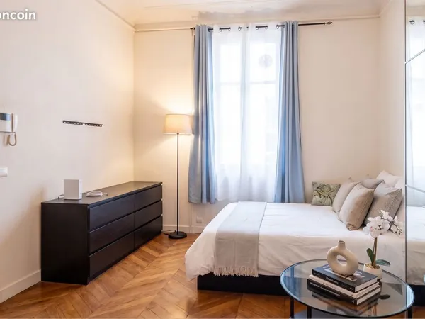 Paris 8e - Saint-Philippe du Roule - Studio 22 m² - Usage mixte possible - Fort potentiel mezzanine 