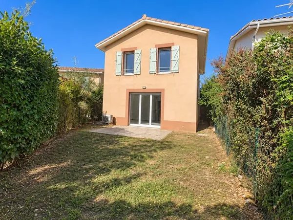 À vendre à Muret, maison T4 en duplex avec garage fermé, cabanon de jardin et climatisation