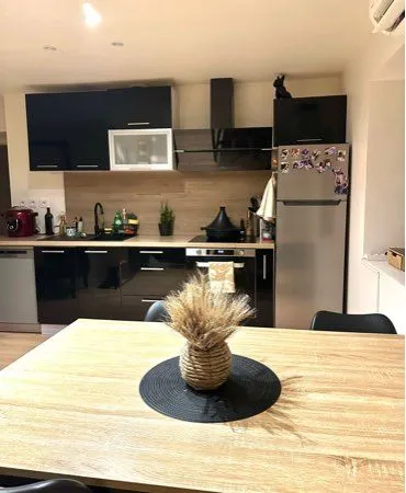 Appartement 3 pièces - 68m² - Cours + Parking