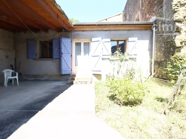 A vendre une maison de village avec possibilité de vivre en rez de chaussée avec un jardin et deux g