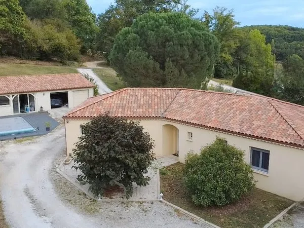 Maison contemporaine avec piscine sur 5 000 m2 de terrain