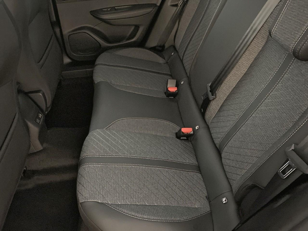 Peugeot 2008 hybrid 145 ch e-dcs6 allure — photo 10